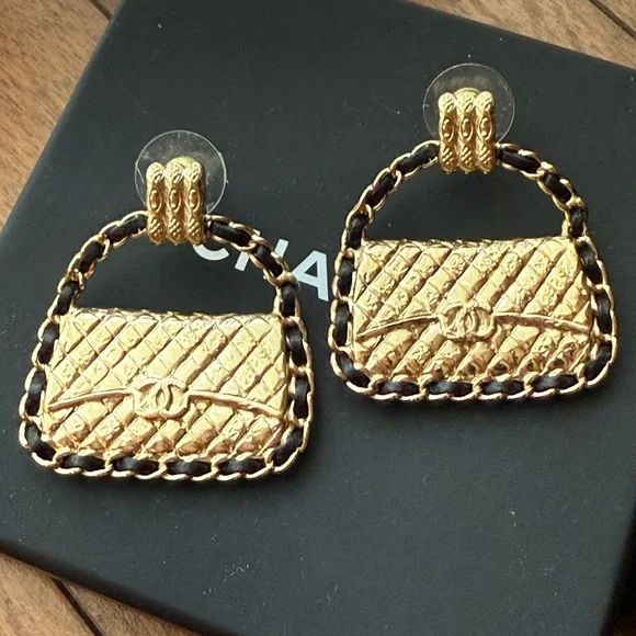 CHANEL 23A Pendant Earrings gold and black - Picture 2 of 5
